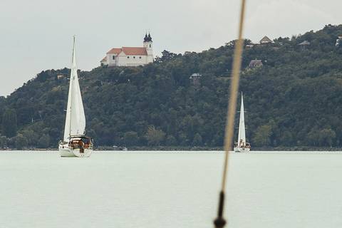 Vitorlázás, kajak és SUP jóga ingyen? – Őszig bárki tesztelhet vízi sportokat Balatonfüreden