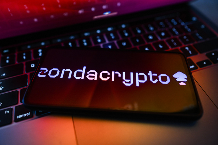 Eltűnt 350 millió dollár, Dubajba menekülő vezetők – a CPAC-ig és az orosz maffiáig ér a lengyel kriptobotrány