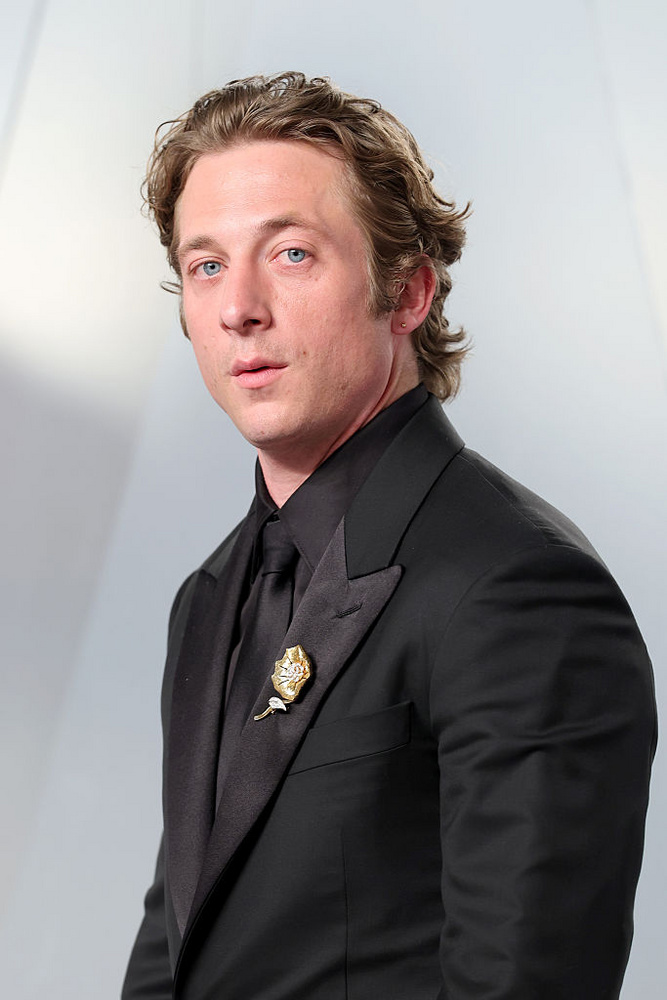 Jeremy Allen WhiteA mackó című sorozat sztárja 2025-ben árulta el, hogy nem fejezte be a középiskolai tanulmányait.&nbsp;„Nem voltam jó tanuló, mert nem jártam elég gyakran iskolába