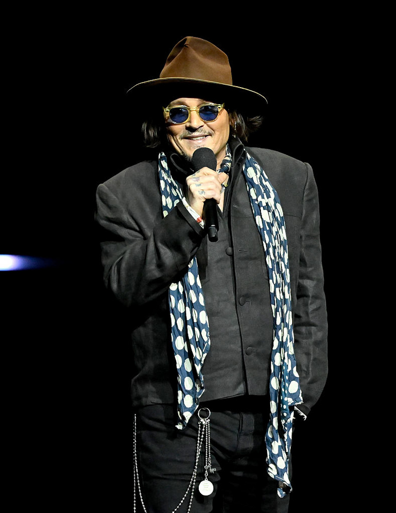 Johnny DeppJohnny Depp 1979-ben otthagyta a középiskolát, hogy Los Angelesbe költözzön és csatlakozzon a The Kids nevű zenekarhoz.