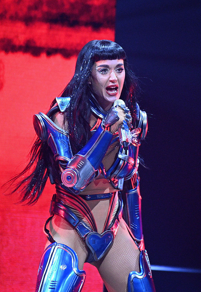 Katy PerryKaty Perry 15 évesen otthagyta a középiskolát, hogy a zene karrierjére fókuszáljon, de később megszerezte az érettségi bizonyítványát.