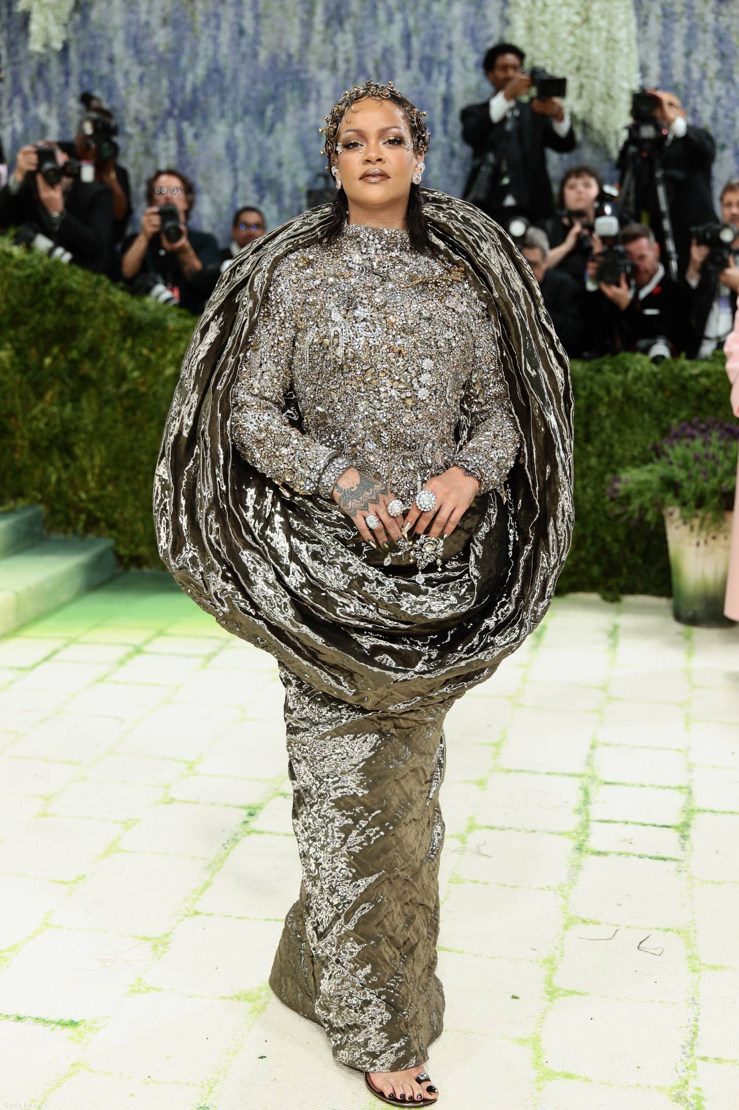 Rihanna egy Maison Margiela haute couture estélyit választott a Met-gálára a "Fashion is Art" dresszkód alapján. A 3D-s textúrájú, szoborszerű kreációt metálfényű részletek, kristályok, ékkövek és gyöngyök díszítik. Az énekesnő úgy ragyogott benne, akár egy gyémánt. A 3D-s textúra idén a hétköznapi trendekben ugyancsak megjelenik, mint művészi játék az anyagokkal, és mint kreatív faktor.