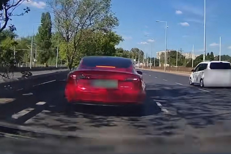 Hirtelen fékező Tesla miatt gázoltak motorost Budapesten