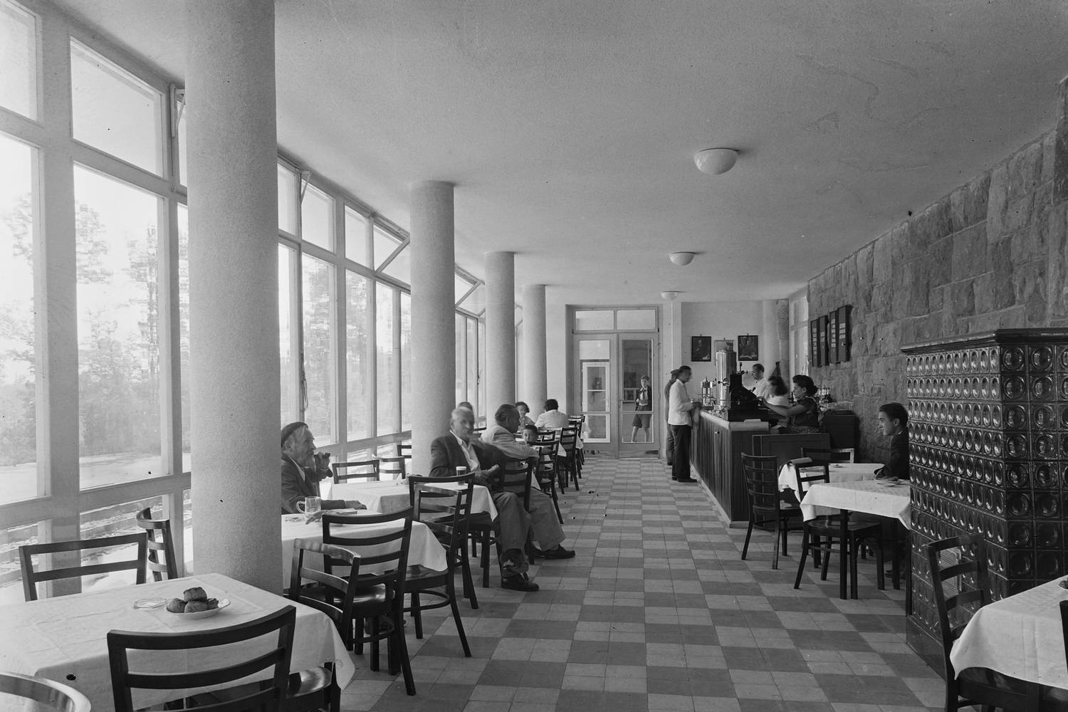 A kezdetek: Utasellátó büfé az Úttörővasút Hűvösvölgy végállomásán. (1950.)
