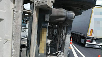 Felborult egy kamion az M7-esen, mindent rögzített a kamera