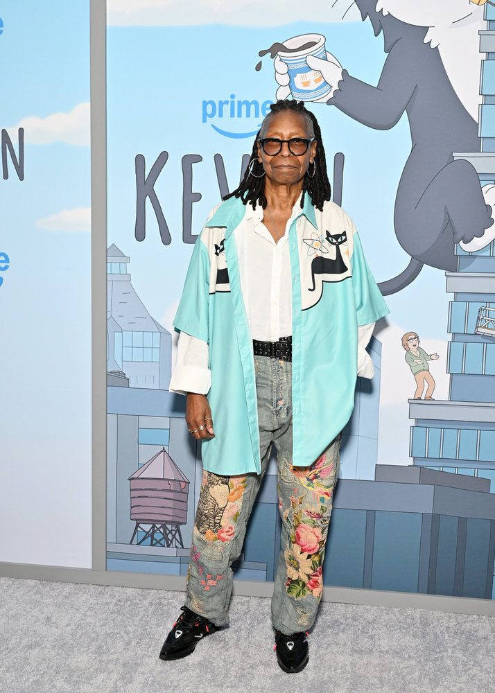 Whoopi GoldbergWhoopi Goldberg kozmetikusként végzett, és egy időben ravatalozóban dolgozott, ahol elhunyt emberek haját és sminkjét készítette el a búcsúztatások előtt.