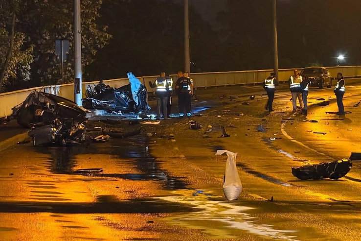 Kettészakadt egy Mercedes a szegedi Bertalan hídon, egy ember meghalt