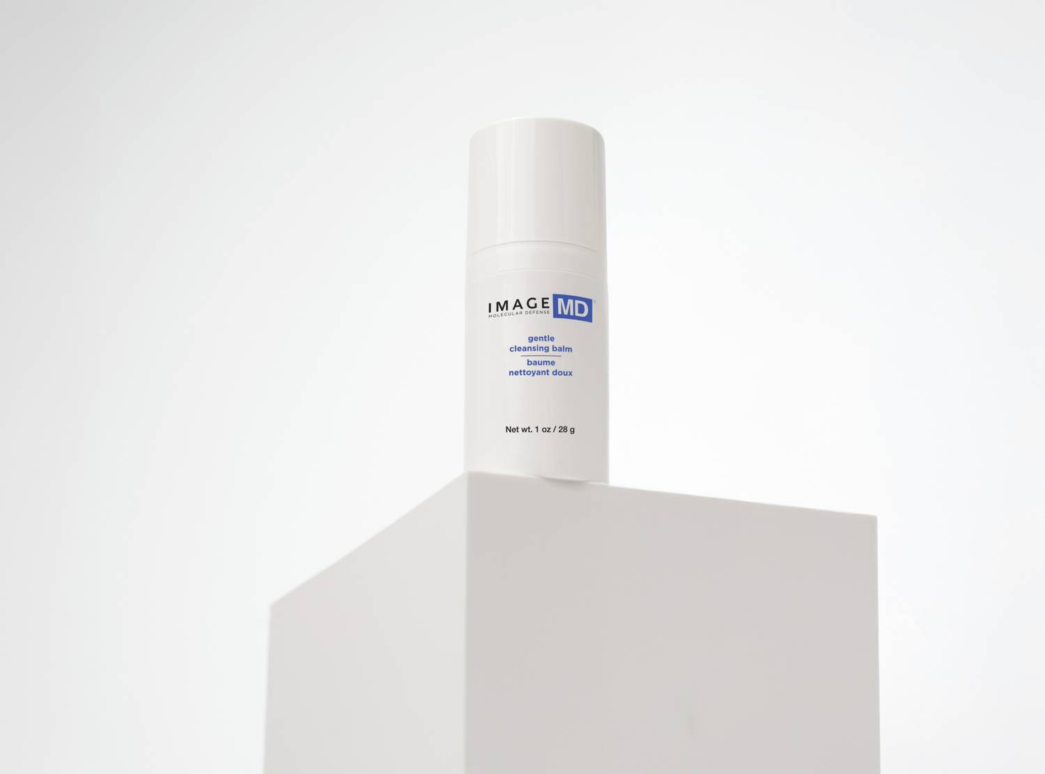 Gentle Cleansing Balm: a tisztítás új generációja, amely gyengéden távolítja el a szennyeződéseket, miközben hidratál és nyugtat, anélkül hogy megbontaná a bőr egyensúlyát.