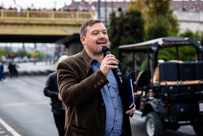 Huth Gergely szerint Orbán Balázs munkássága libsi pénzégetés, nyálas tobzódás és kínosan üres hablatyolás volt