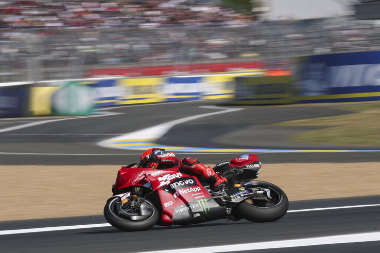 Hatalmasat bukott a hétszeres MotoGP-bajnok, címvédő Marc Márquez Le Mans-ban