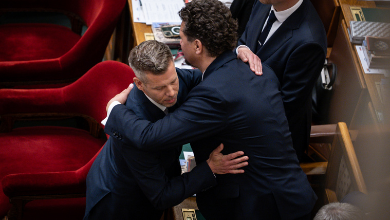 Képeken a hatalomváltás napja – Magyar Péter esküt tett, a Kossuth téren zúgott a „szép volt, Peti”