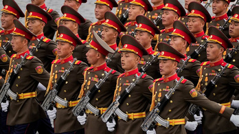 Sokkoló jelenet Moszkvában: Kim Dzsongun katonái együtt masíroztak az orosz hadsereggel