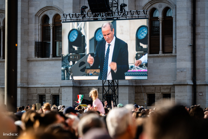 Hegedűs Zsolt a kivetítőn