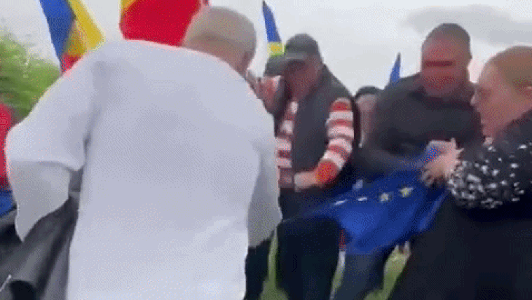 Korábban az ukrán elnök lábát akarta eltörni, most puszta kézzel pusztítja az uniós zászlót a román EP-képviselő