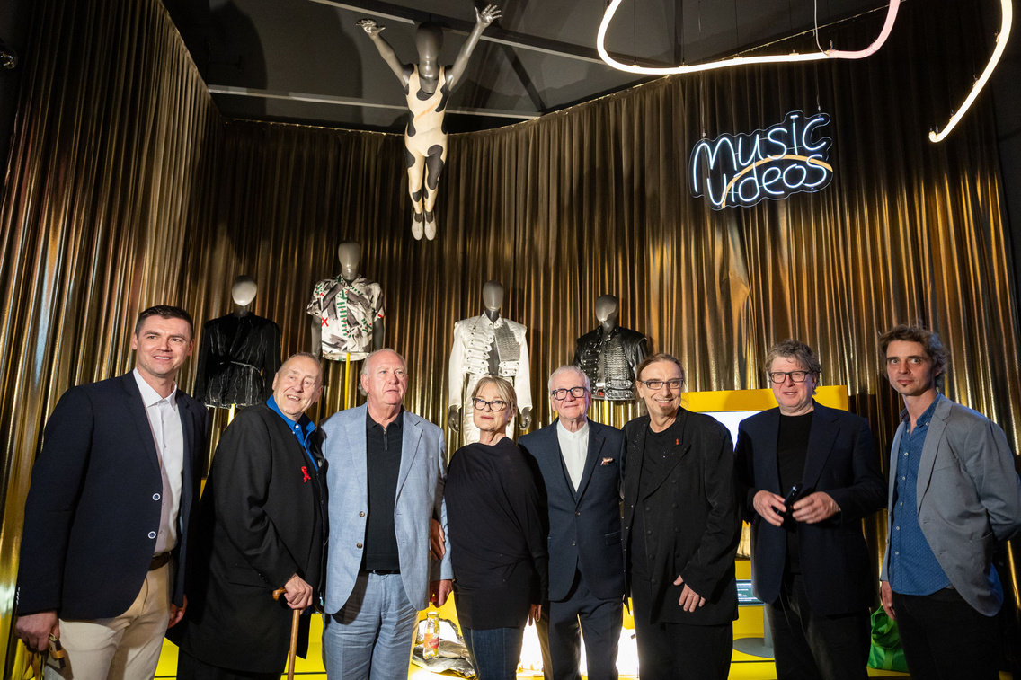 Tomáš Hykel, Peter Freestone, Terry Giddings, Diana Moseley, Mike Moran, Rudi Dolezal, Denis O’Regan, Mándli Endre Vazul