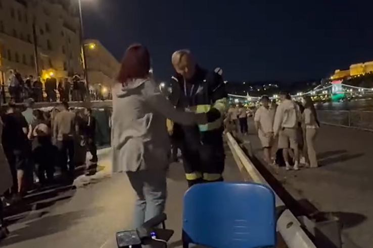 Pánikrohamot kapott egy nő a Parlamentnél az ünnepség alatt, egy mentős tánccal terelte el a figyelmét