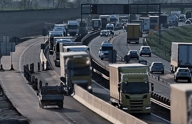 Fennakadt a betonfalon, majd az oldalára borult egy kamion az M1-es autópályán
