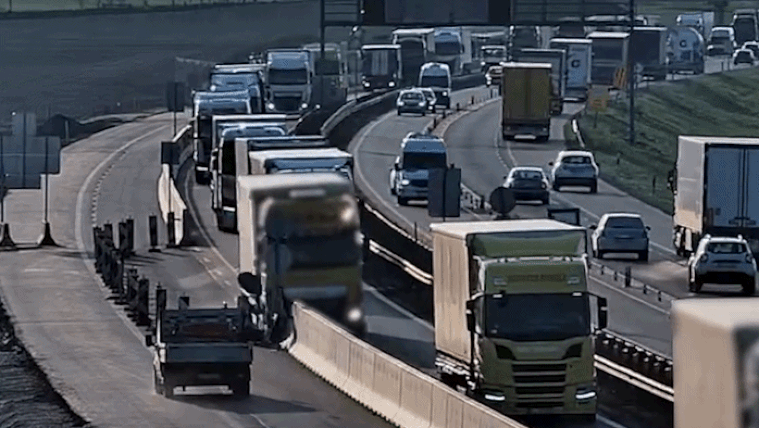 Fennakadt a betonfalon, majd az oldalára borult egy kamion az M1-es autópályán