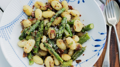 Toszkán gnocchi spárgával és szalonnával: laktató ebéd