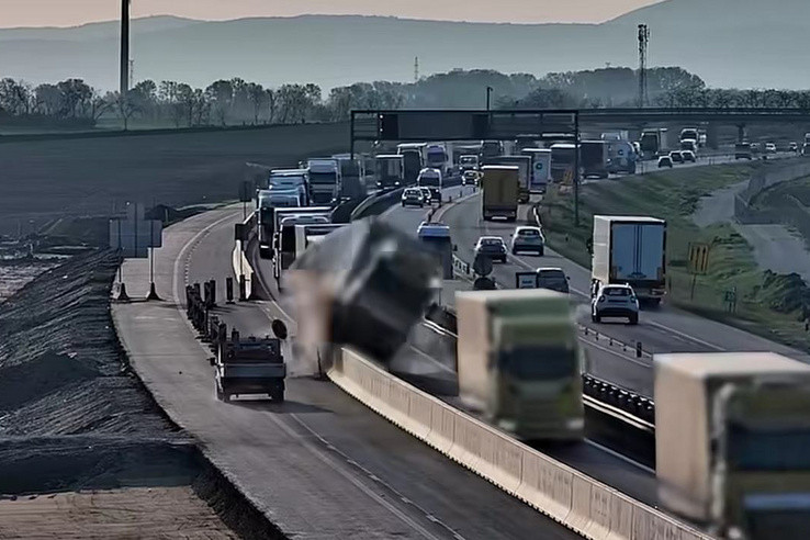 Betonfal mentette meg munkások életét a feléjük repülő kamiontól az M1-esen