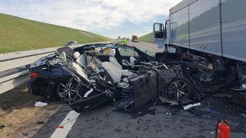 Mintha ott sem lett volna, úgy csapódott az álló kamionsorba a BMW-s a cseh autópályán