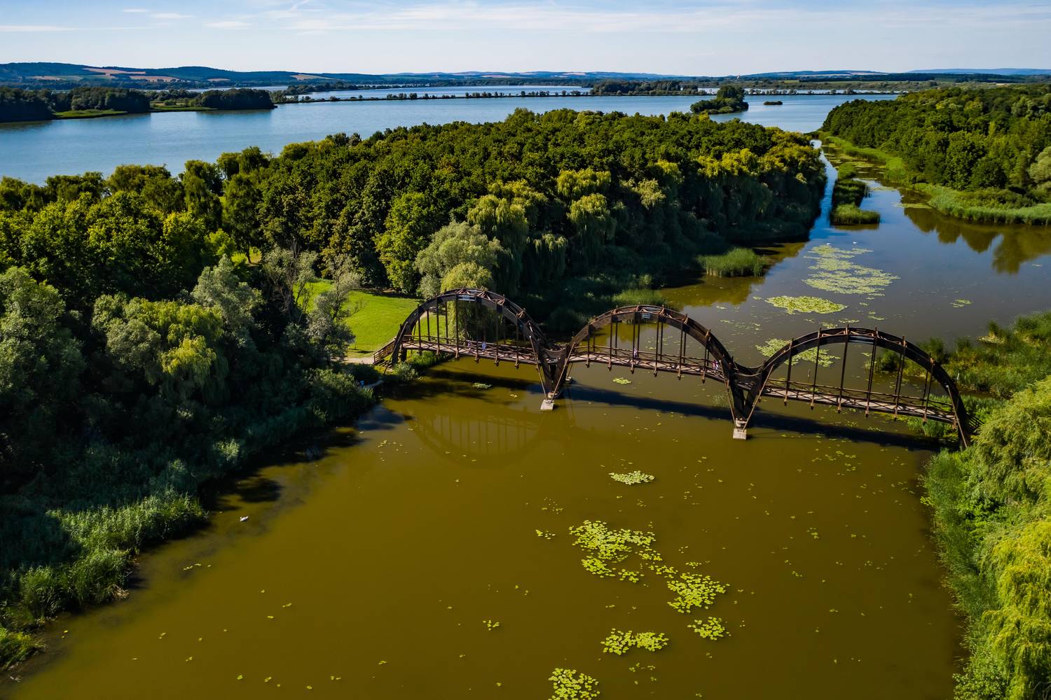 A Kányavári-sziget a Kis-Balaton térségének különleges kirándulóhelye, amely egész évben, vezető nélkül is szabadon bejárható. Egy hangulatos fahídon keresztül érhető el, ahol a Búbos Vöcsök tanösvény vezet végig a szigeten, mintegy 1,5 kilométeres, könnyű sétával.