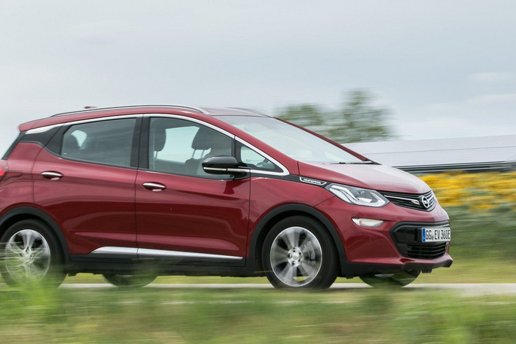 A GM kihúzná a talajt az Ampera-e alól, a tulajok harcolnak