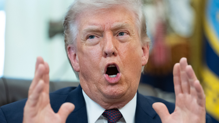 Pápának képzeli magát és népirtással fenyeget – harminc pszichiáter követeli Donald Trump távozását