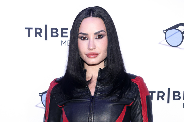 Demi Lovato&nbsp;A Disney egykori sztárját olyan súlyosan zaklatták az iskolában, hogy egyes diákok petíciót indítottak ellene, amelyben arra biztatták, hogy ártson magának.Lovato később nyíltan beszélt arról, hogy a folyamatos bántalmazás hozzájárult étkezési zavaraihoz és függőségi problémáihoz is