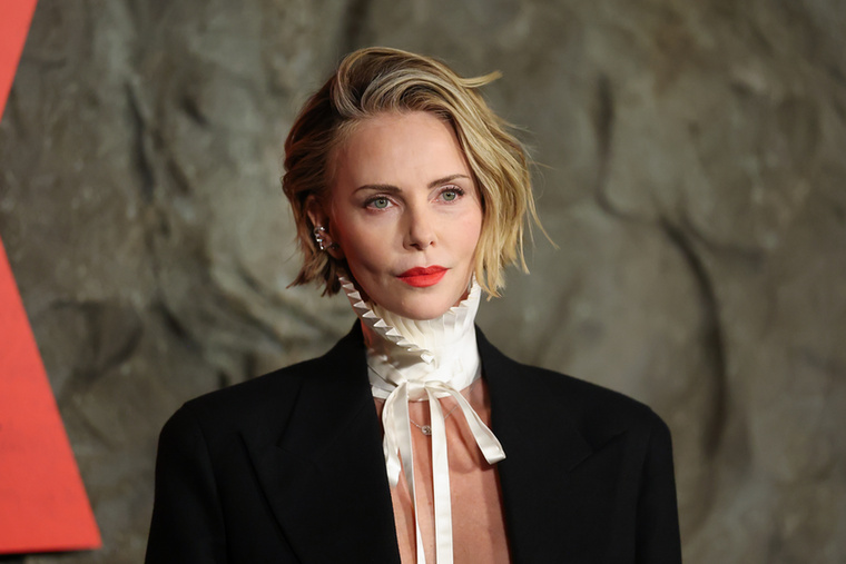 Charlize Theron&nbsp;A színésznő sztárja gyerekként rendkívül visszahúzódó volt, ráadásul egy betegség miatt több foga is hiányzott