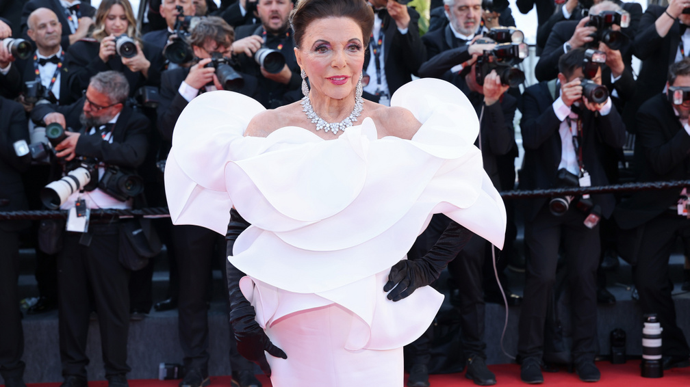 A Dinasztia 92 éves sztárja ebben a lélegzetelállító ruhában lopta el a show-t Cannes-ban