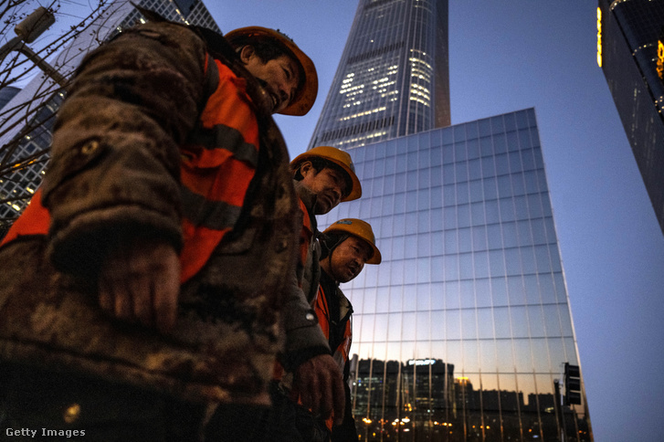 Építőmunkások a központi üzleti negyedben 2024. november 29-én Pekingben, Kínában
