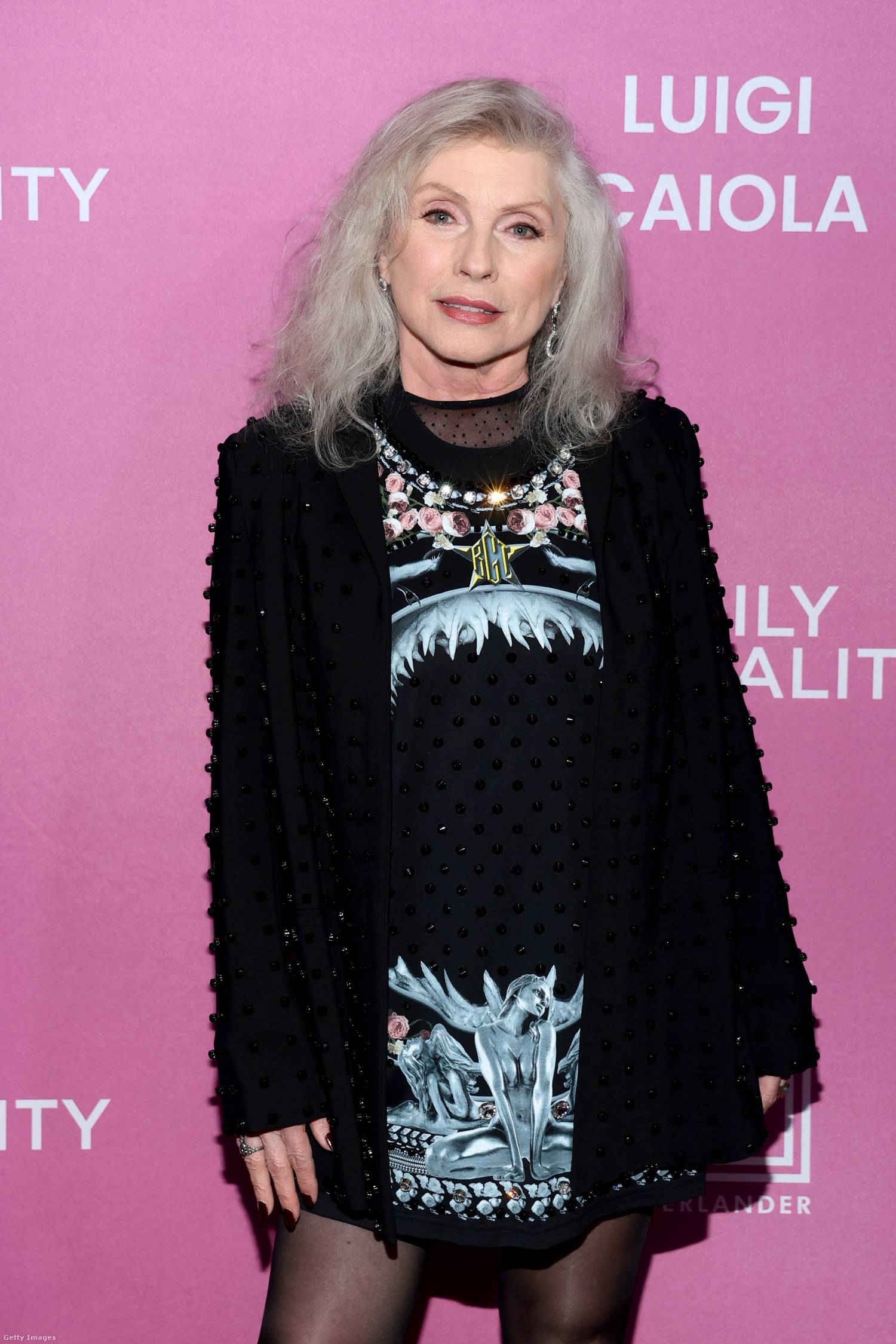 Bár a szőke haját évek óta felváltották az ősz tincsek, még mindig elképesztően fiatalos Debbie Harry.