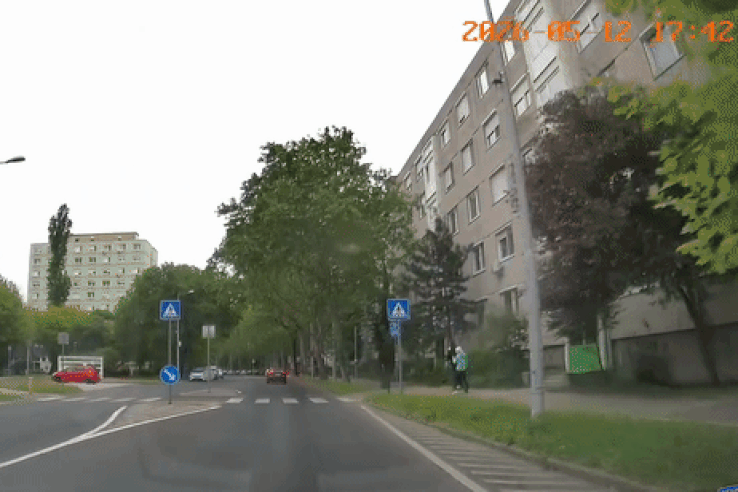 Két fiatal elektromos rollerrel csapódott egy autónak Győrben