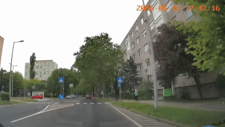 Két fiatal elektromos rollerrel csapódott egy autónak Győrben