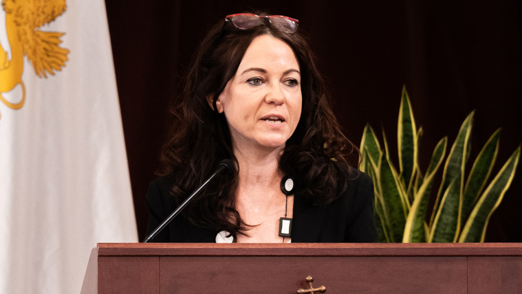 Szabó Tímea kiakadt, nem érti, miért „pont azt a félkegyelműt” ültették a helyére a parlamentben