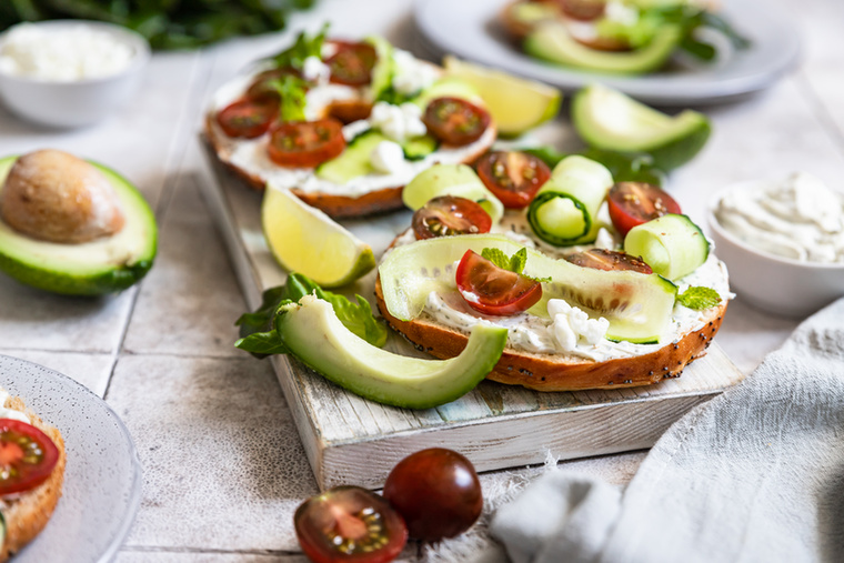 Túró vagy cottage cheese zöldségekkelA cottage cheese fehérjében gazdag, és egy csészényi adag körülbelül 138 milligramm kalciumot tartalmaz