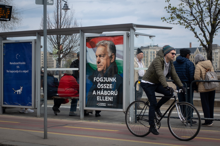 Soha korábban nem cselekedtek így a pártok, de az új őrület is a segítségükre volt