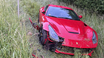 Rejtélyes baleset a sztrádán, az árokban hagyták a Ferrarit