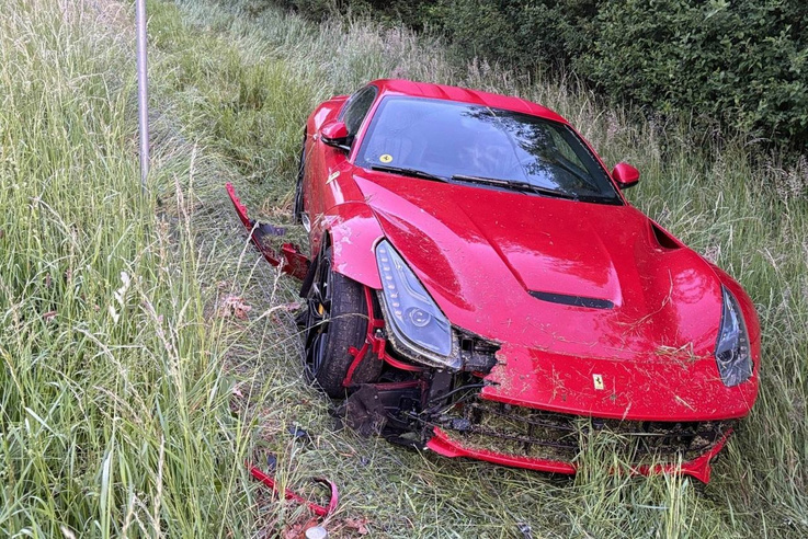 Rejtélyes baleset a sztrádán, az árokban hagyták a Ferrarit