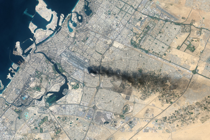 Dubaj az űrből az iráni dróntámadást követően 2026. március 16-án