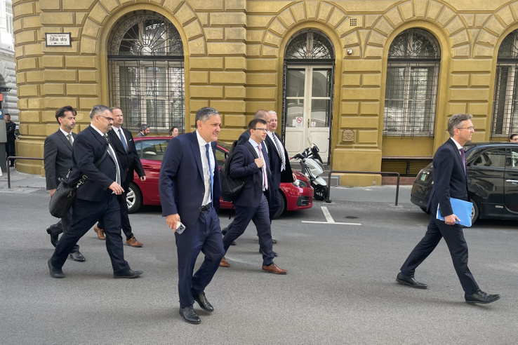Érkeznek a miniszterek, kezdődik az átadás-átvétel