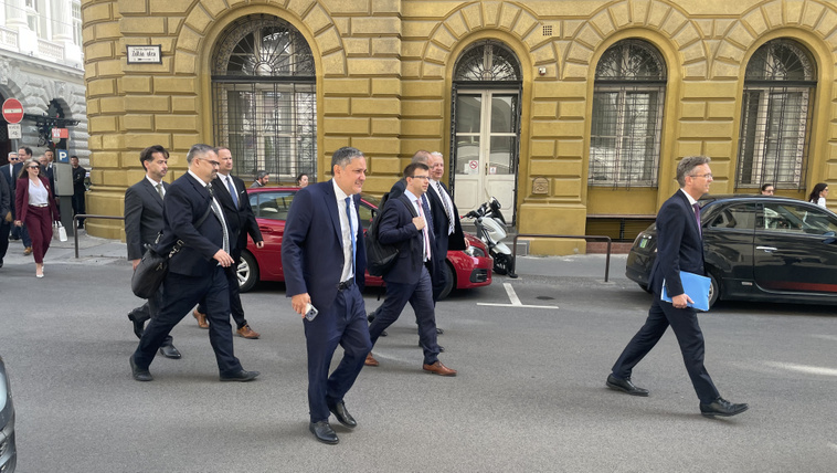 Így érkeztek meg a miniszterek a&nbsp;kormányváltásra, már Magyar Péter is a helyszínen