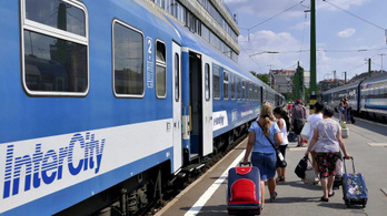 Kisiklott egy vonat Gyománál, sérültek is vannak