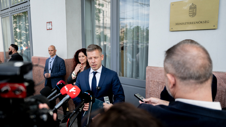Magyar Péter megmutatta, hogyan szállt bele a volt miniszterekbe