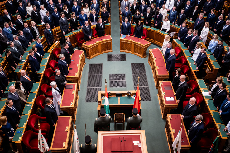 Interpellációkkal ostromolják a Tisza-kormányt: benzinár, migránsok, reklámadó