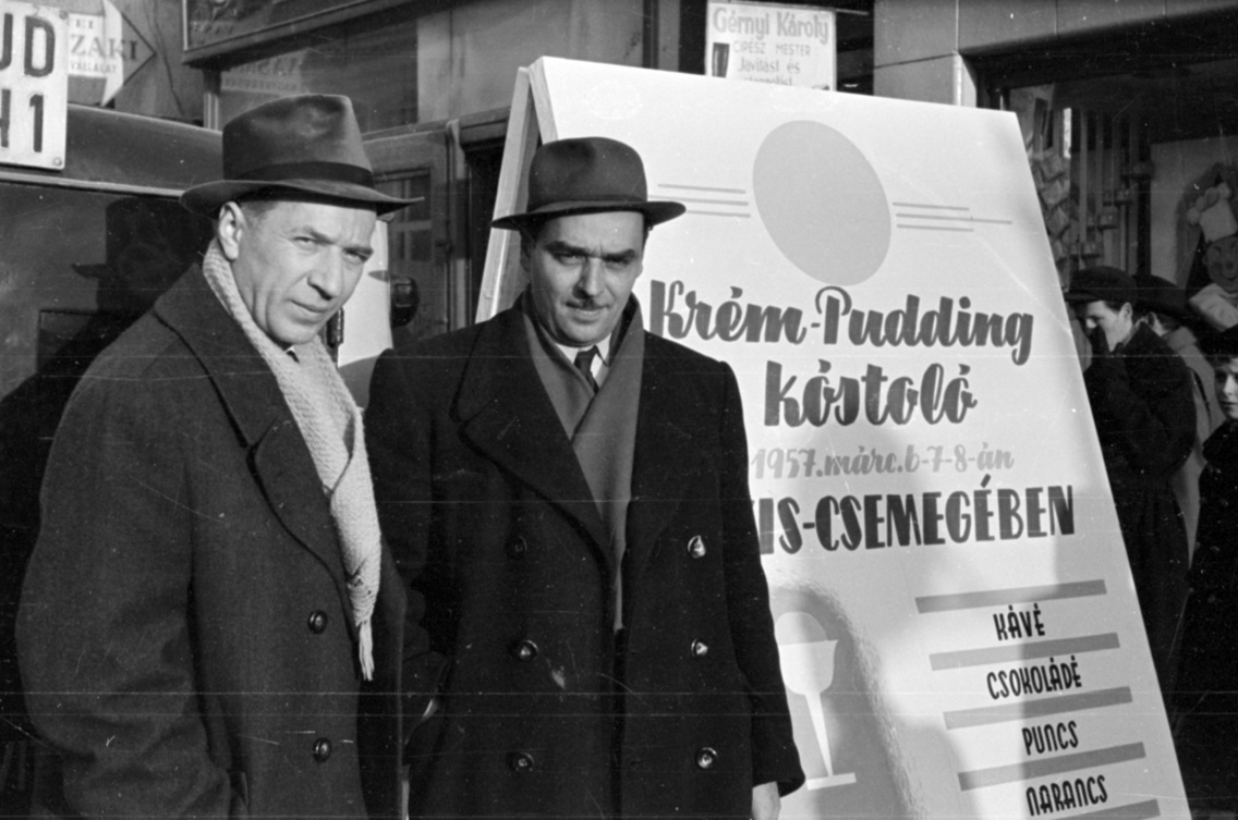 A felvétel a szombathelyi Köztársaság (ma Fő) tér 38. szám, a Kis-Csemege előtt, a Budapesti Sütőporgyár bemutatója alkalmával készült, 1957