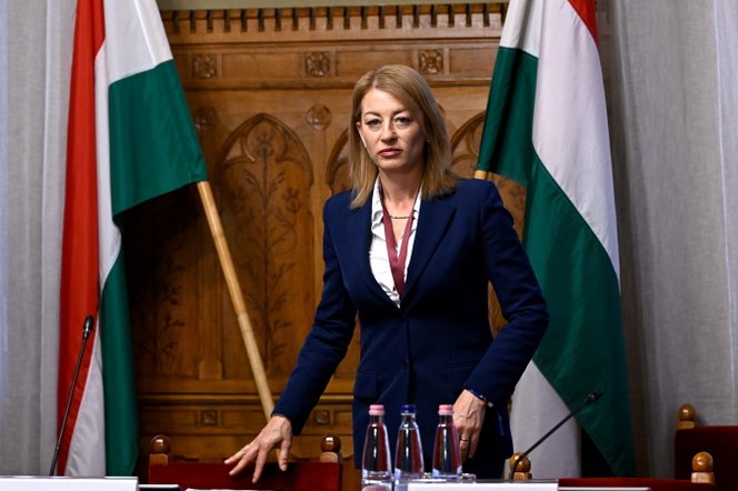 Bocsánatot kért a Tisza képviselője, miután ráült a Parlament egyik padsorának a tetejére