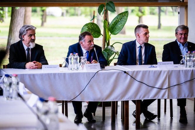 Olyan személyek is felbukkantak a Magyar-kormány első ülésén, akiknek még nem ismert a pozíciójuk