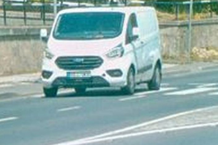 Drága kanyarja volt a furgonosnak, percenként egy pizza ára maradt ott